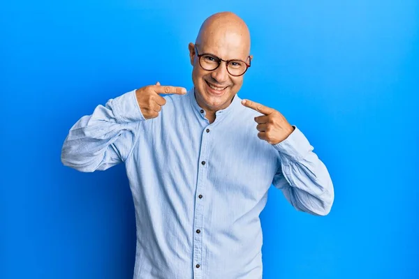 Homem Careca Meia Idade Vestindo Roupas Casuais Óculos Sorrindo Alegre — Fotografia de Stock