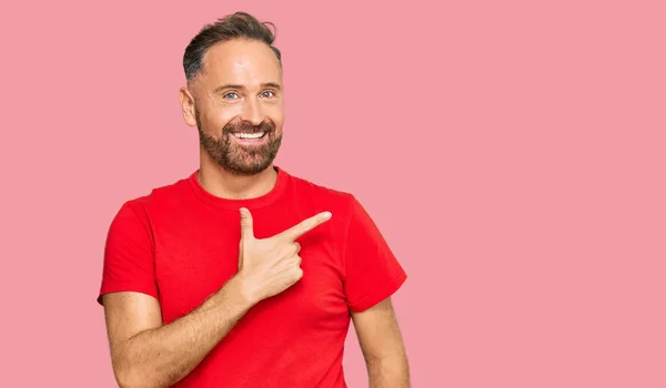 Schöner Mann Mittleren Alters Trägt Lässiges Rotes Shirt Fröhlich Mit — Stockfoto