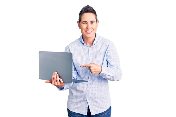 Jovem Mulher Com Cabelo Curto Segurando Laptop Sorrindo Feliz Apontando — Fotografia de Stock