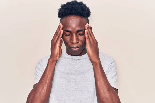 아프리카 미국인 남성은 스트레스때문에 머리에 통증을 느끼기 머리에 평상복을 있습니다 — 스톡 사진