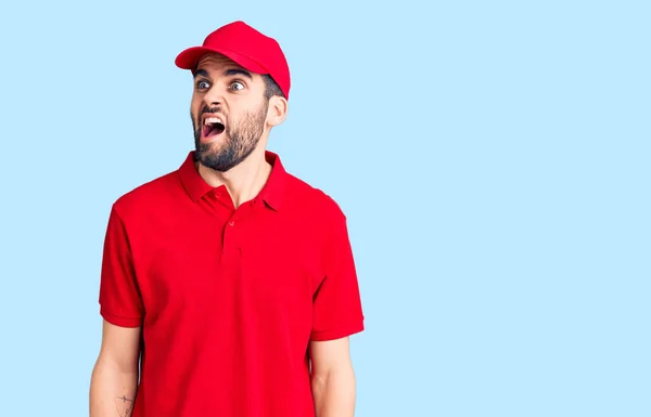 Joven Hombre Guapo Con Barba Vistiendo Uniforme Entrega Enojado Loco —  Fotos de Stock