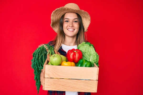 Schöne Kaukasische Frau Mit Bauernmütze Gemüse Lächelnd Mit Einem Fröhlichen — Stockfoto