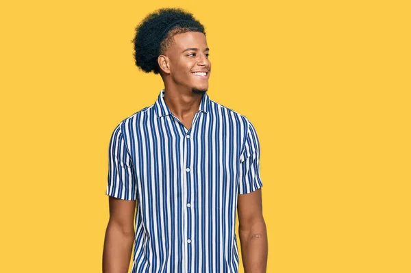 Afrikansk Amerikansk Man Med Afro Hår Bär Casual Kläder Tittar — Stockfoto