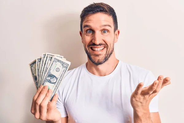 Joven Hombre Guapo Sosteniendo Montón Billetes Dólares Sobre Fondo Blanco —  Fotos de Stock