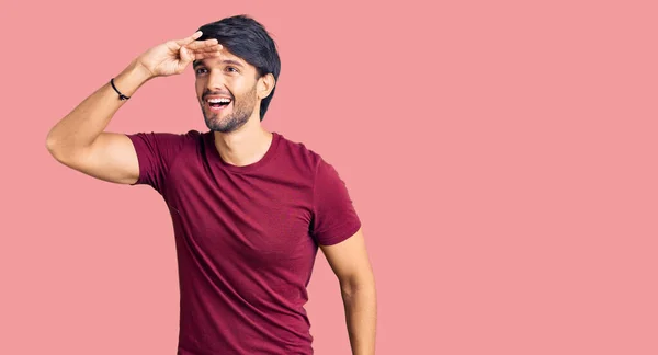 Knappe Latijns Amerikaanse Man Casual Kleding Erg Blij Glimlachend Kijkend — Stockfoto