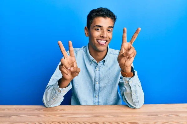 Jovem Afro Americano Bonito Vestindo Roupas Casuais Sentado Mesa Sorrindo — Fotografia de Stock