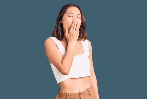 Menina Chinesa Bonita Nova Vestindo Roupas Casuais Entediado Bocejo Cansado — Fotografia de Stock