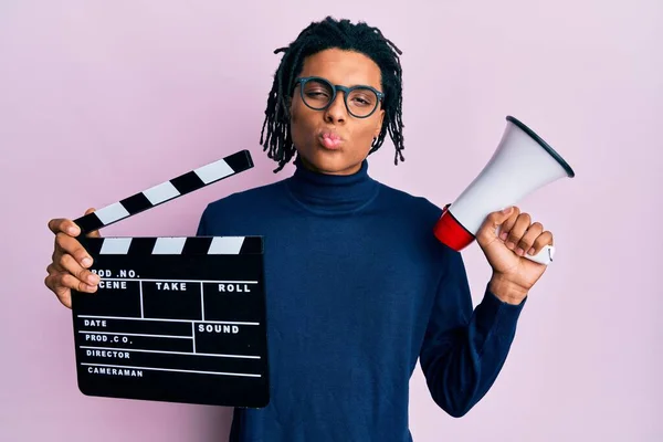 Jovem Afro Americano Segurando Palmas Filme Vídeo Megafone Olhando Para — Fotografia de Stock