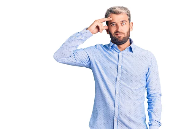 Ung Snygg Blond Man Bär Elegant Skjorta Orolig Och Stressad — Stockfoto