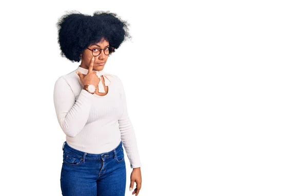 Ung Afrikansk Amerikansk Flicka Bär Casual Kläder Och Glasögon Pekar — Stockfoto