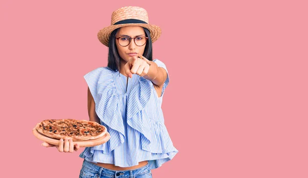 Menina Latina Bonita Nova Usando Chapéu Verão Óculos Segurando Pizza — Fotografia de Stock