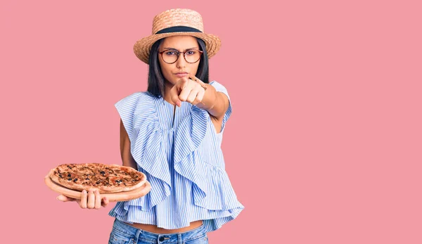 Joven Hermosa Chica Latina Con Sombrero Verano Gafas Que Sostienen — Foto de Stock