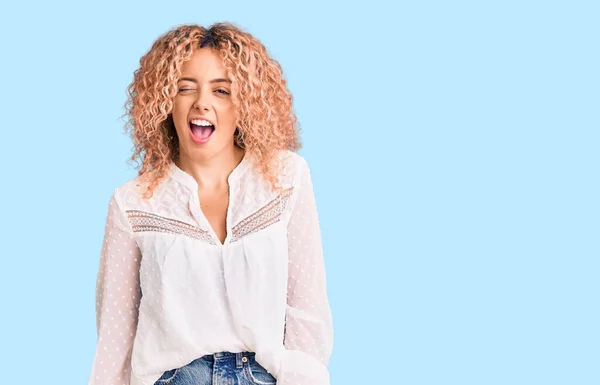 Mulher Loira Jovem Com Cabelo Encaracolado Vestindo Elegante Camisa Verão — Fotografia de Stock