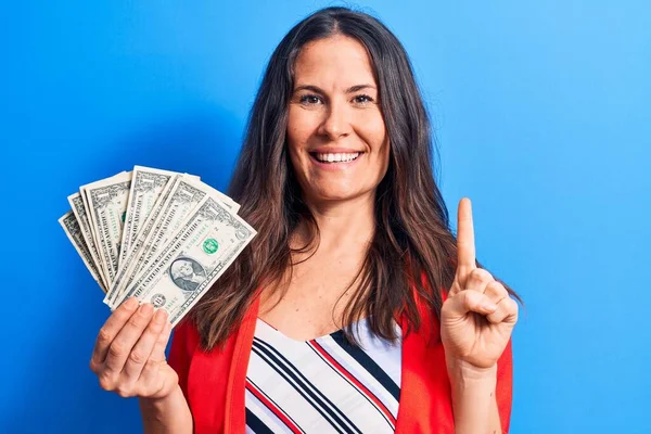 Hermosa Mujer Negocios Morena Sosteniendo Montón Billetes Dólares Sobre Fondo — Foto de Stock