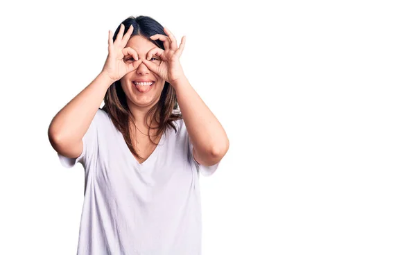 Ung Vacker Brunett Kvinna Bär Casual Shirt Gör Gest Som — Stockfoto