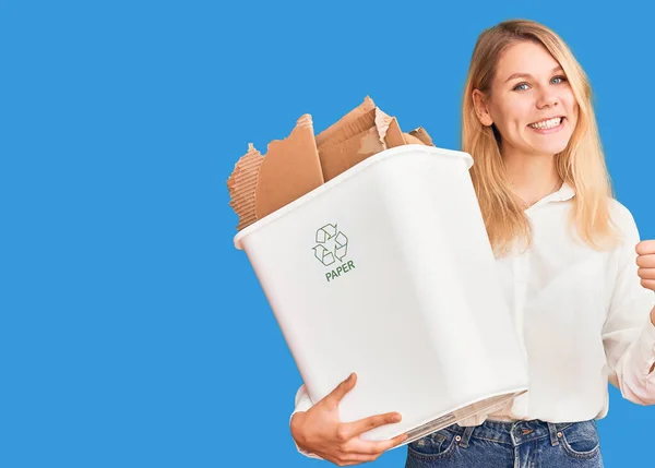 Jovem Bela Mulher Loira Segurando Lixeira Papel Sorrindo Feliz Positivo — Fotografia de Stock