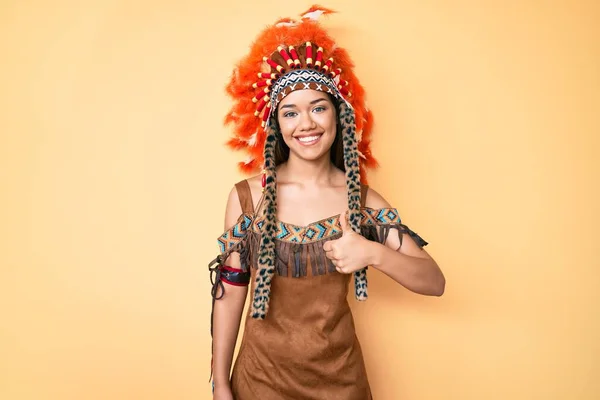 Mladá Krásná Latinská Dívka Indiánském Kostýmu Dělá Šťastné Gesto Rukou — Stock fotografie
