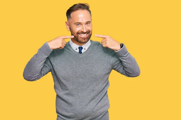 Schöner Mann Mittleren Alters Businesskleidung Lächelt Fröhlich Und Zeigt Mit — Stockfoto