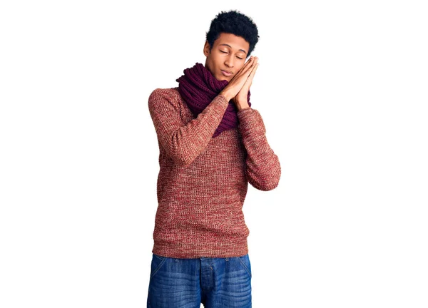 若いアフリカ系アメリカ人男性を着てカジュアルな冬のセーターとスカーフ睡眠疲れて夢を見て 一緒に手でポーズしながら目を閉じて笑顔 — ストック写真