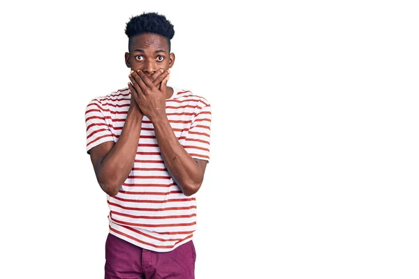 カジュアルな服を着た若いアフリカ系アメリカ人の男性が誤って手で口をカバーショックを受けた 秘密の概念 — ストック写真