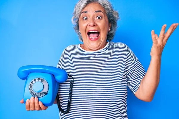 Sénior Hispânico Grisalho Mulher Cabelos Brancos Segurando Telefone Vintage Celebrando — Fotografia de Stock