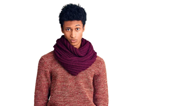 若いアフリカ系アメリカ人の男性は カジュアルな冬のセーターを着て スカーフ懐疑的で緊張し 問題のために動揺を眉をひそめています 否定的な人 — ストック写真