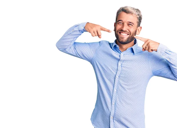 Joven Hombre Rubio Guapo Con Camisa Elegante Sonriendo Alegre Mostrando —  Fotos de Stock