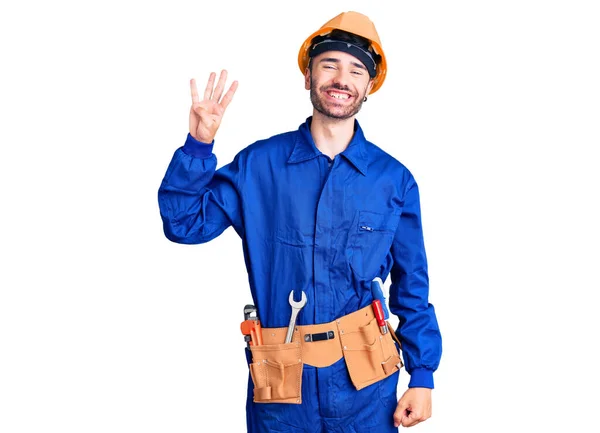 Jovem Hispânico Vestindo Uniforme Trabalhador Mostrando Apontando Para Cima Com — Fotografia de Stock