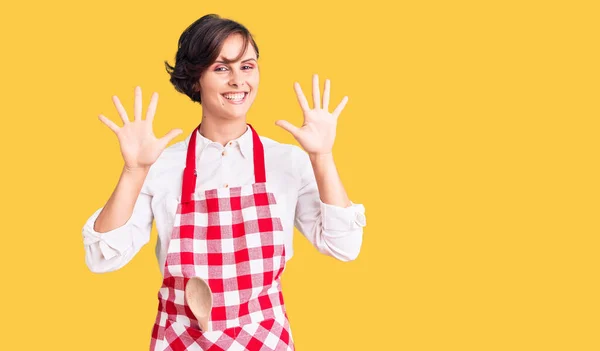 Bella Giovane Donna Con Capelli Corti Indossa Grembiule Cuoco Professionale — Foto Stock