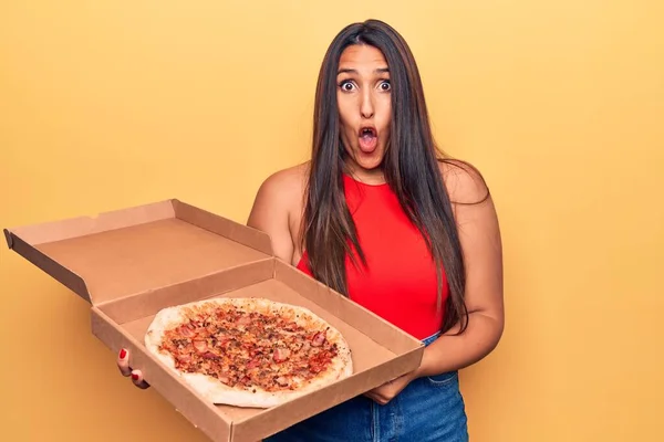 Joven Hermosa Morena Sosteniendo Caja Parto Con Pizza Italiana Asustada — Foto de Stock