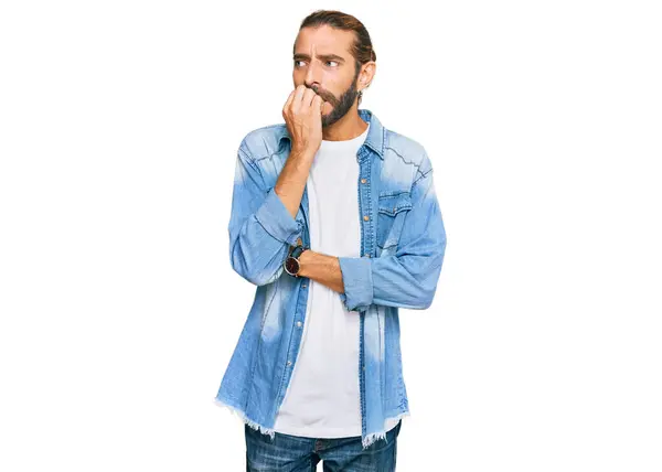 Uomo Attraente Con Capelli Lunghi Barba Indossa Giacca Jeans Casual — Foto Stock