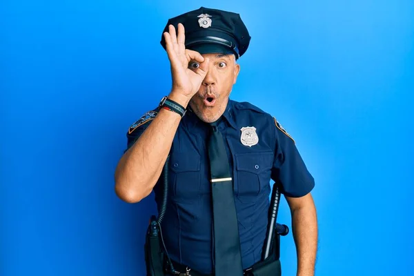Красивий Зрілий Чоловік Поліцейській Формі Робить Нормальний Жест Шокованим Здивованим — стокове фото