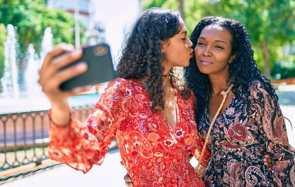 Afro Amerikaanse Moeder Dochter Glimlachen Gelukkig Maken Selfie Door Smartphone — Stockfoto