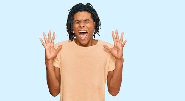 Молодий Афроамериканець Повсякденному Одязі Який Прославляє Безумство Божевілля Успіх Піднятими — стокове фото