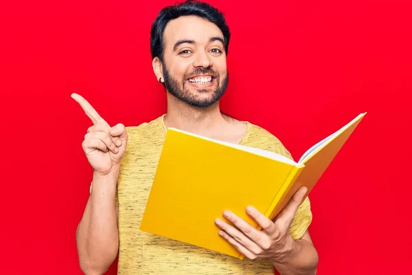 Genç Spanyol Adam Elinde Kitapla Mutlu Bir Şekilde Gülümsüyor — Stok fotoğraf