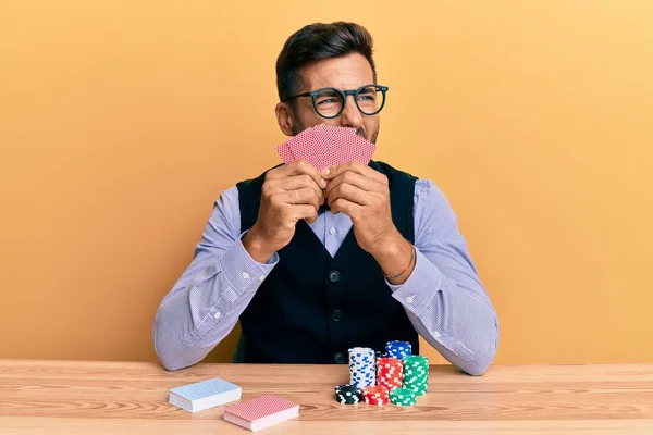 Bonito Croupier Hispânico Homem Sentado Mesa Com Fichas Poker Cartas — Fotografia de Stock