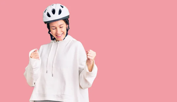 腕を上げて成功のために興奮した美しいブルネットの若い女性は自転車のヘルメットとスポーティーな服を着て 目は勝利笑顔を祝う閉じました 勝者のコンセプト — ストック写真