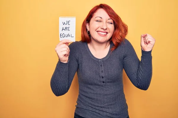 종이를 평등을 요구하는 아름다운 여성은 자랑스럽게 승리와 성공을 축하하는 메세지를 — 스톡 사진