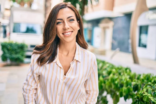 Joven Mujer Hispana Sonriendo Feliz Caminando Por Ciudad — Foto de Stock