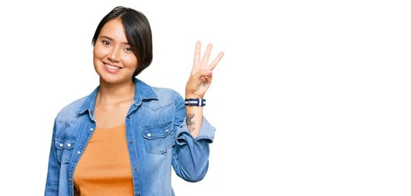 Молодая Красивая Латиноамериканка Короткими Волосами Джинсовой Куртке Показывает Показывает Пальцами — стоковое фото