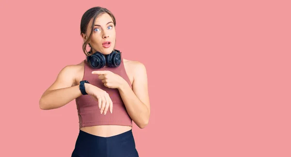 Beautiful Caucasian Young Woman Wearing Gym Clothes Using Headphones Hurry — Stock Photo, Image