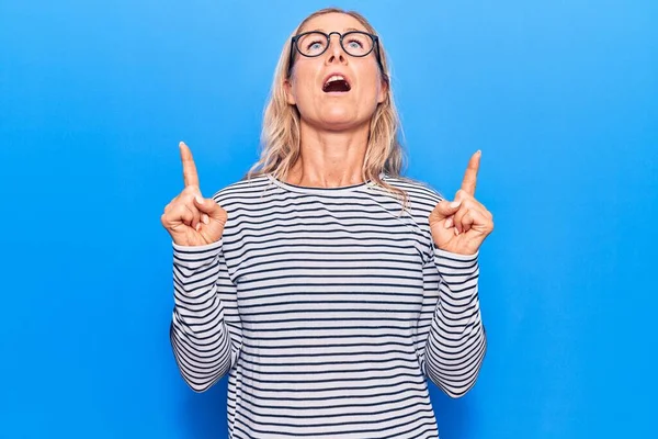 Mujer Rubia Caucásica Mediana Edad Con Suéter Rayas Casual Gafas — Foto de Stock