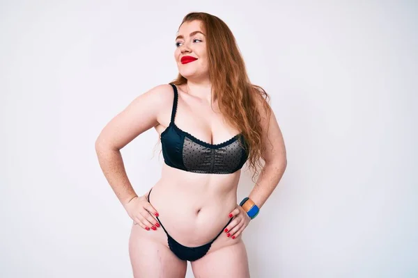 Junge Rothaarige Size Frau Die Sexy Dessous Trägt Und Glücklich — Stockfoto