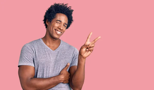 Een Knappe Afro Amerikaanse Man Met Afrohaar Casual Kleren Die — Stockfoto