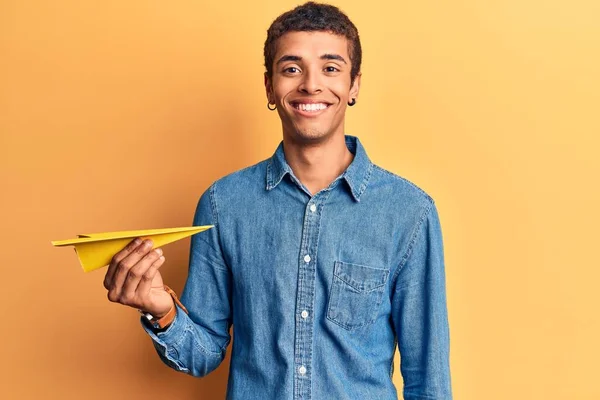Jonge Afrikaans Amerikaanse Man Met Papieren Vliegtuig Dat Positief Gelukkig — Stockfoto