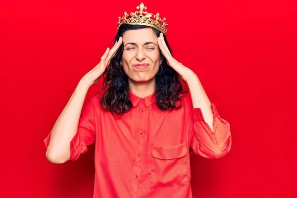 머리에 공주의 왕관을 아름다운 스페인 여자는 스트레스때문에 두통이야 편두통으로 고생하다 — 스톡 사진