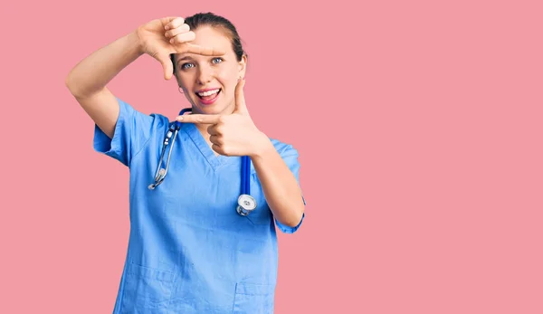 Jeune Belle Femme Blonde Portant Uniforme Médecin Stéthoscope Souriant Faisant — Photo