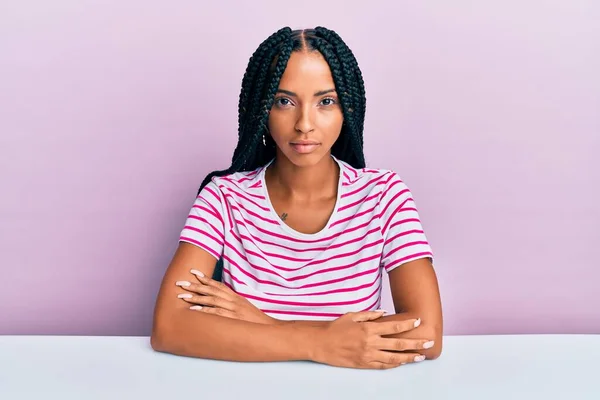 Mulher Hispânica Bonita Vestindo Roupas Casuais Sentada Mesa Com Expressão — Fotografia de Stock