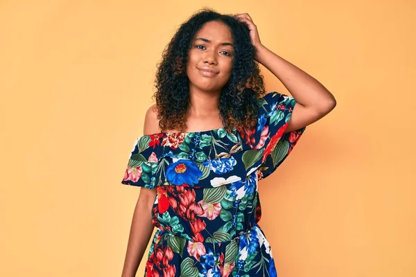Junge Afroamerikanerin Lässiger Kleidung Verwirrt Und Fragt Sich Das Soll — Stockfoto