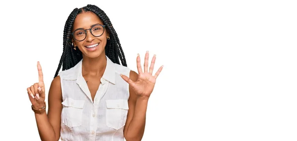 Hermosa Mujer Hispana Vistiendo Ropa Casual Gafas Mostrando Señalando Con —  Fotos de Stock